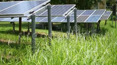 阳光明媚的日子，太阳能电池板覆盖草地。 草坪上的一排替代发电厂，产生生态能源。 <strong>养护</strong>